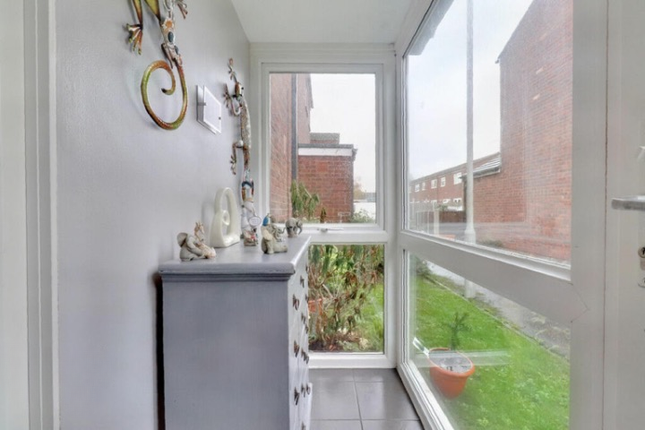 11, Gaywood, Basildon photo 2