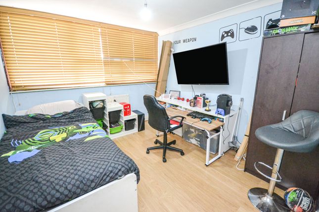 Flat for sale in St. Johns Way, Corringham