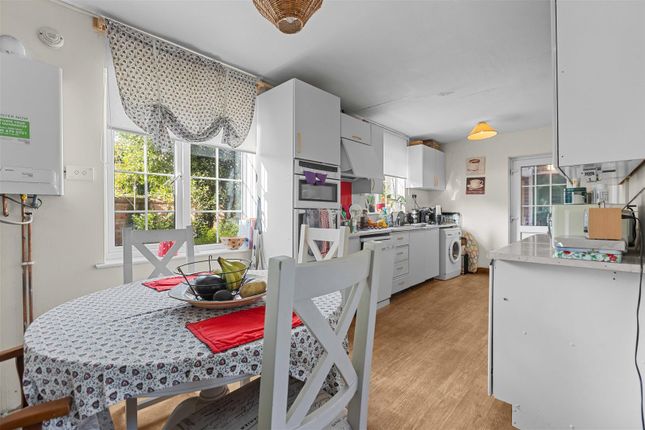 14, Milton Close, Slough photo 4