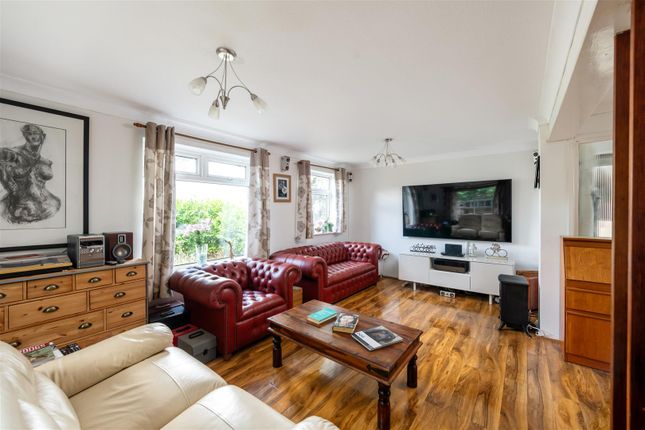 14, Charm Close, Horley photo 3