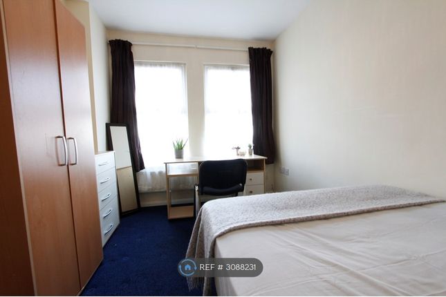 Pitcroft Avenue, Reading photo 5