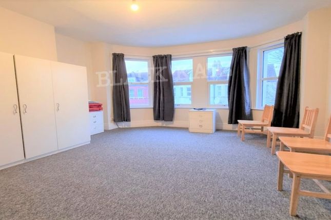 Thumbnail Flat to rent in Ash Grove, London