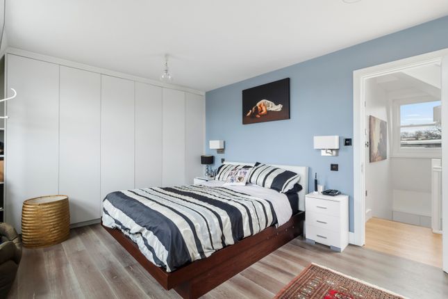 Flat for sale in Cornwall Crescent, Notting Hill