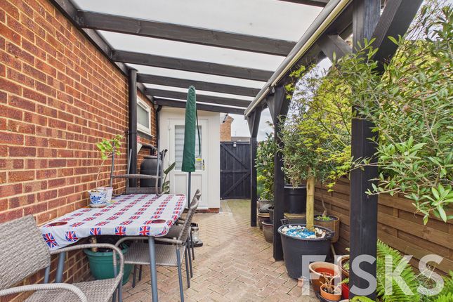 19, Headcorn Close, Eversley photo 3