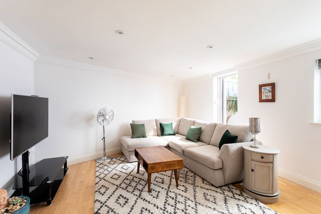 Flat to rent in Duke Of Clarence Court Manor Place, London