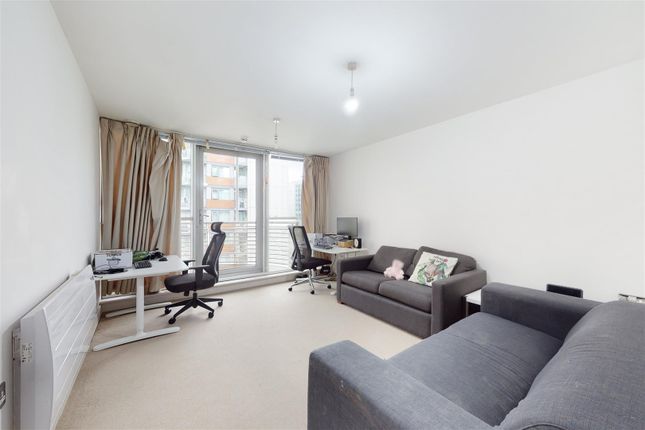 Flat to rent in Switch House, Blackwall Way, London