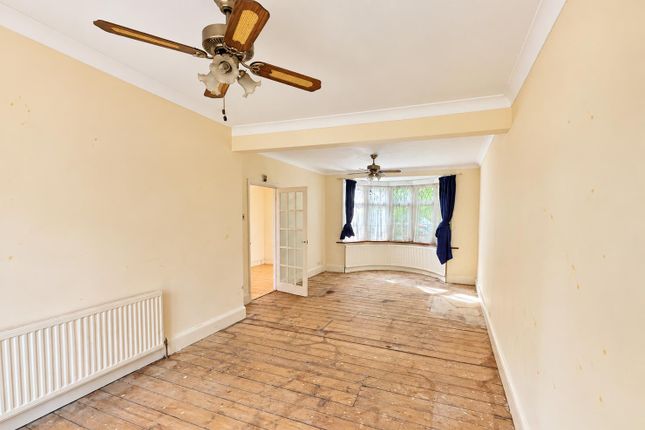 44, Derwent Avenue, London photo 4