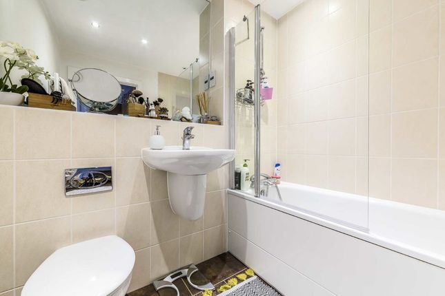 Flat to rent in St. Georges Grove, London
