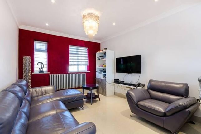 Flat to rent in Vale Parade, London