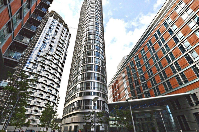 Flat to rent in Ontario Tower, Fairmont Avenue, London