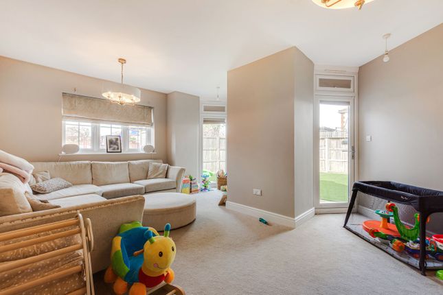8, Hollies Avenue, Sidcup photo 2