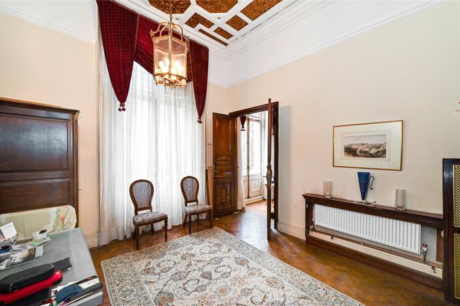 Flat for sale in Princes Gate, London