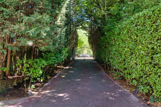6, Byron Drive, London photo 2