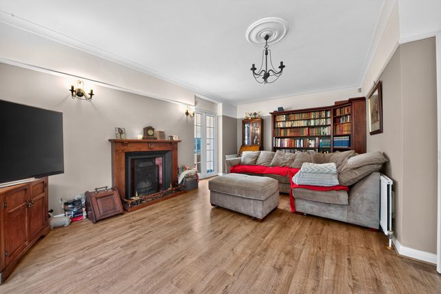 6, Brook Close, Romford photo 3