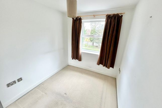Flat to rent in Heathcote Road, Camberley