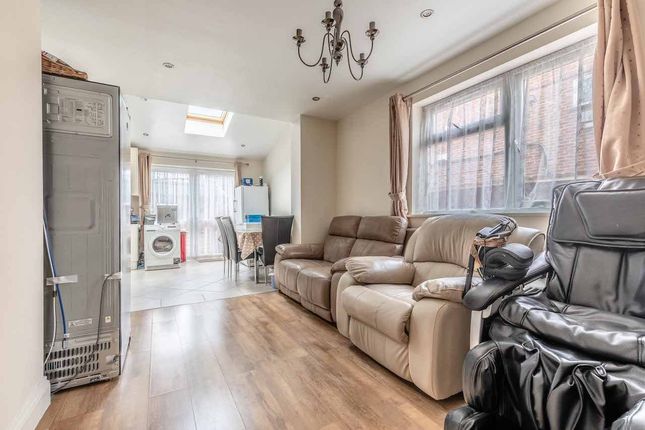 69, Slough Road, Iver photo 3