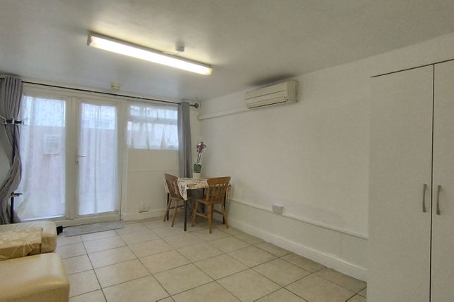 Thumbnail Flat to rent in Sycamore Avenue, London