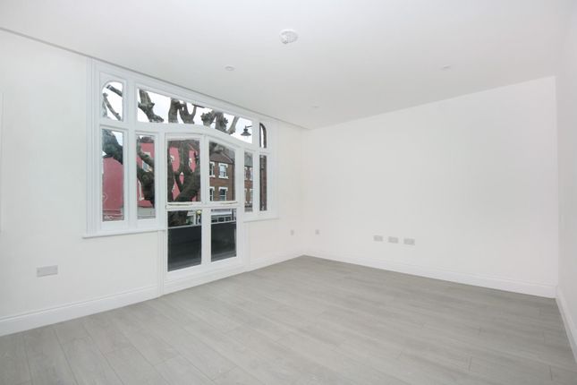 Flat 2, 70A, Northfield Avenue, London photo 3