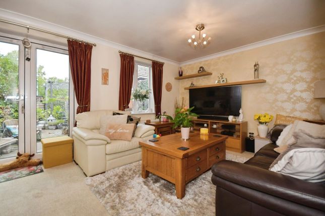 5, Sandringham Close, Chesterfield photo 4