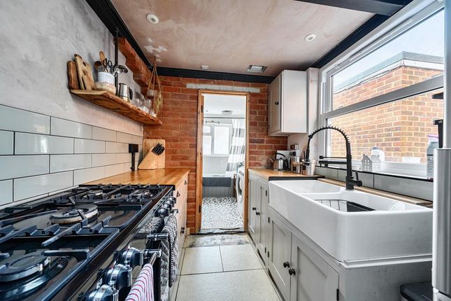 1 BRINNS COTTAGES, Blackwater, Camberley photo 4