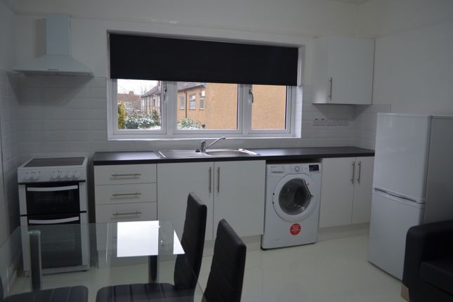 97 Roll Gardens, Gantshill, Ilford photo 4