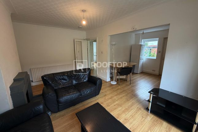 2, Dennistead Crescent, Leeds photo 3