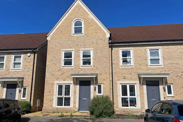 Thumbnail Town house for sale in Clifton Close, Bicester