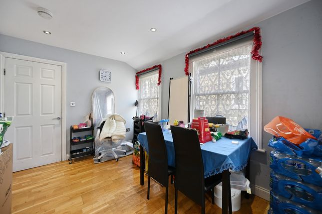 20b, Felixstowe Road, London photo 2