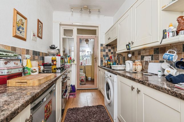 27, Hazel Grove, Cowlersley Lane, Huddersfield photo 5