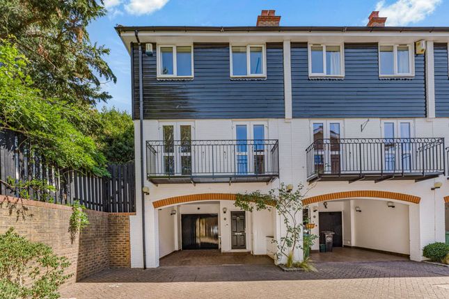 32 Harvest Lane, Thames Ditton photo 5
