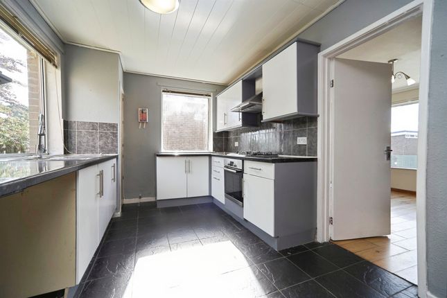 28, Avenel Road, Bradford photo 4