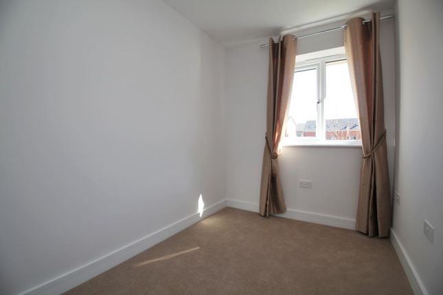 Terraced house to rent in Greenham Avenue, Reading, Berkshire