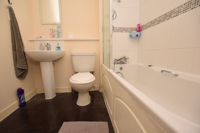 Flat to rent in Quayside Drive, Colchester
