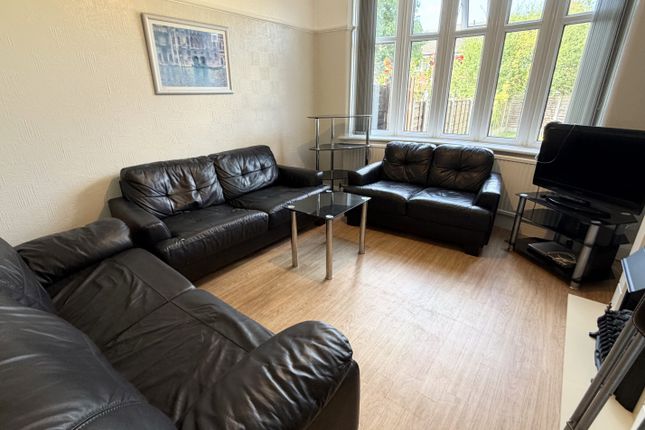Room 3, 22, Caxton Road, Manchester photo 3