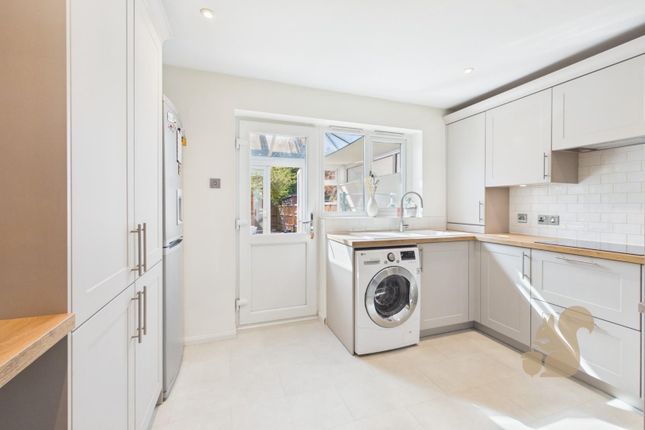 244, Dale Close, Colchester photo 3