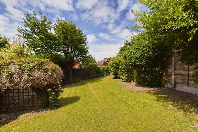 Link-detached house for sale in Thanstead Copse, Loudwater, High Wycombe