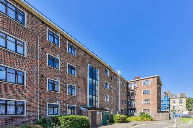 Flat to rent in Haden Court, Lennox Road, Finsbury Park, London