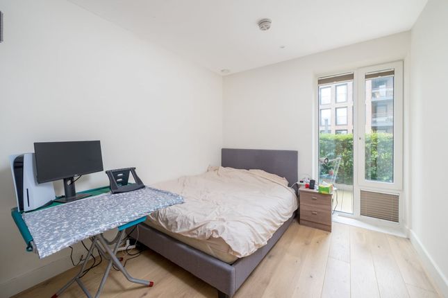 Hampton Apartments, Duke of Wellington Avenue, London photo 4