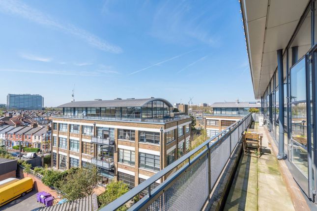 Flat for sale in Evershed Walk, Chiswick, London