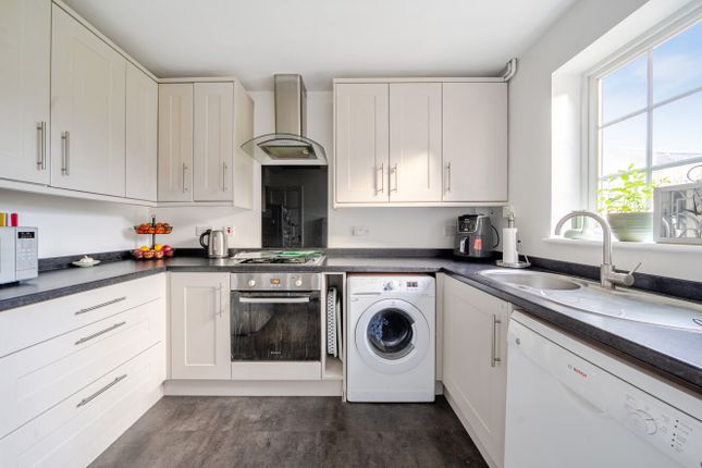 32, Glorney Mead, Farnham photo 3