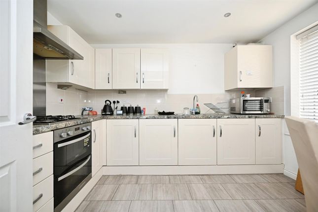 2, Nickleby Close, Rugby photo 4