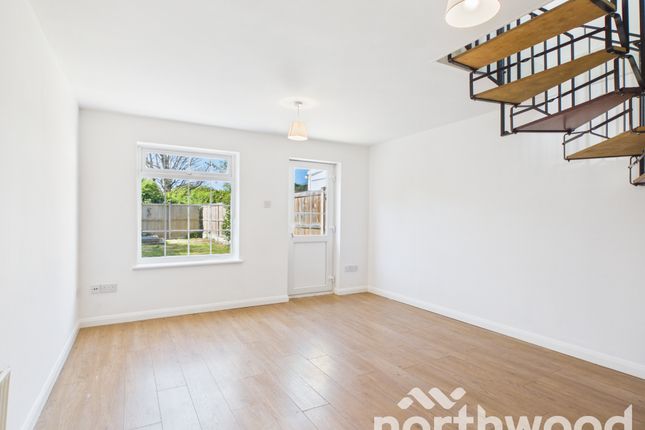 113, Manorfield, Ashford photo 2