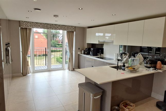 13 Lancaster House, Marlborough Drive, Bushey photo 3