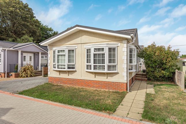2-bed caravan on 4, Nightingale Rise, Addlestone, £200,000