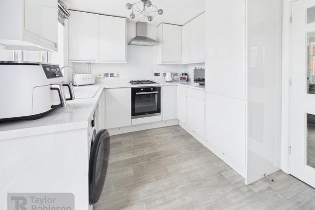 2, Boleyn Close, Crawley photo 3