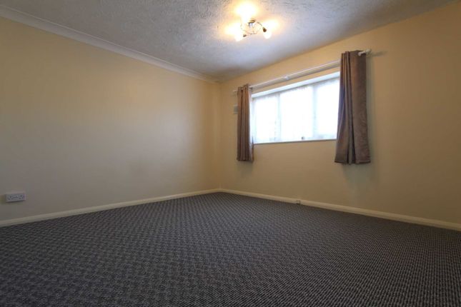 33, Cross Green, Basildon photo 5