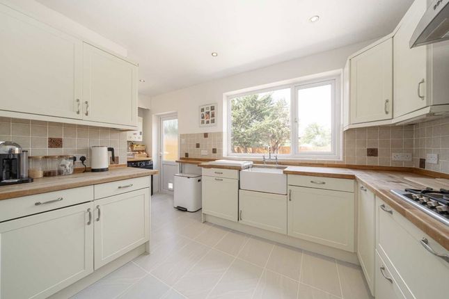 76, Evelyn Crescent, Sunbury-On-Thames photo 3