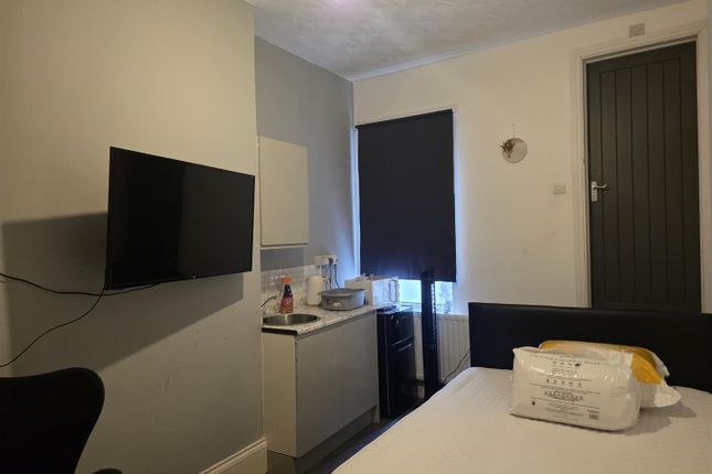 3-bed house on Room 1, 2A, Floyd Road, London, £1,100/mo