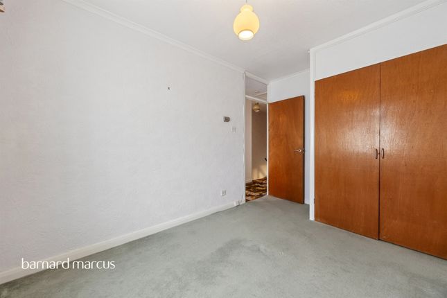 42, Waleton Acres, Carew Road, Wallington photo 4