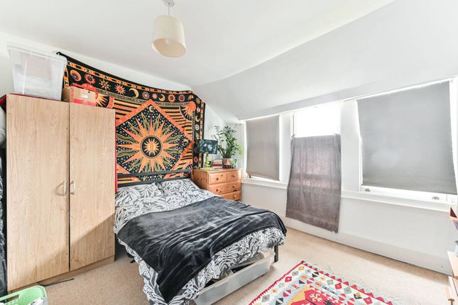 Flat to rent in Salford Road, Telford Park, London